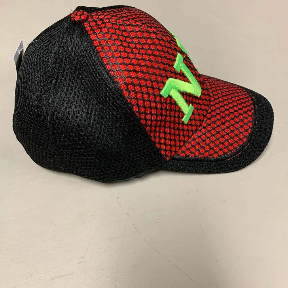 NYC hat Velcro adjustability red black - Picture 8 of 11